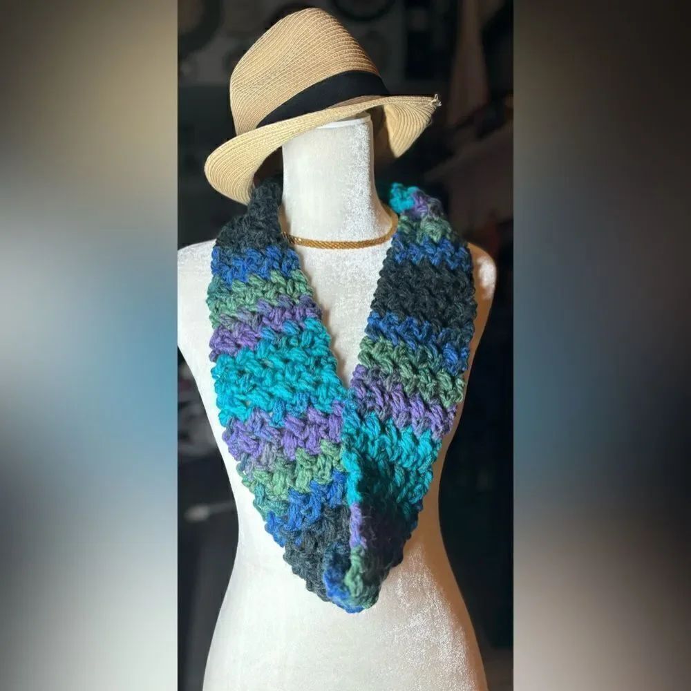 40โ NEW InfinityโCrochet Purple Blue Color Blends Winter WrapโScarf